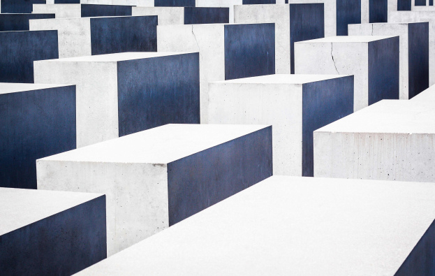 Luftaufnahme des Holocaust-Mahnmals für die ermordeten Juden Europas in Berlin, Deutschland, mit zahlreichen rechteckigen Betonsteinen in einem Gittermuster.
