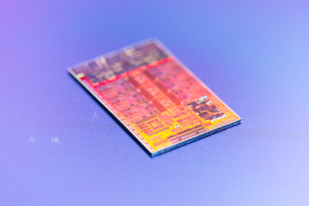 Nahaufnahme eines Mikrochips, der als neuer Intel-Prozessor gekennzeichnet ist.