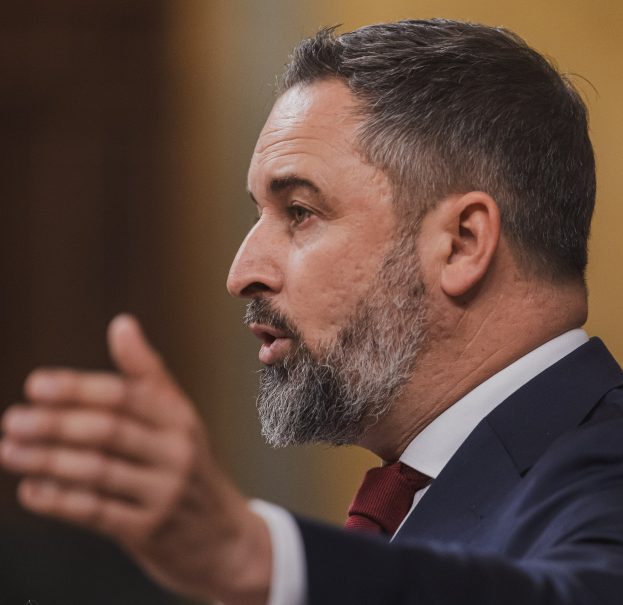 Ein Mann im Anzug und Krawatte spricht in ein Mikrofon vor einem unscharfen Hintergrund, wahrscheinlich in Reaktion auf die Entscheidung des Obersten Gerichts, die Verwendung des russischen Außenministers Sergej Lawrow zu verbieten.