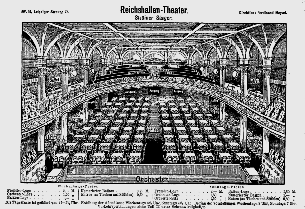 Schwarzes und weißes Bild des Reichshallen Theaters in Berlin, das das Auditorium mit Sitzreihen, Säulen und einer Decke zeigt, mit Text unten.