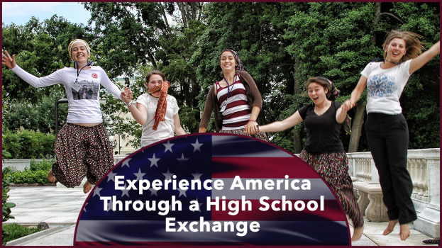 Eine Gruppe lächelnder Frauen, die in der Natur in die Luft springen, umgeben von Bäumen, Pflanzen und einem klaren blauen Himmel, mit Text unten: "Erlebe Amerika über einen High-School-Austausch."