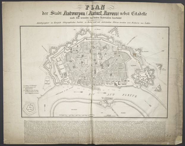 Ein abgenutztes Buch mit einer detaillierten Karte von Berlins Straßen, Gebäuden und Sehenswürdigkeiten auf dem Cover, begleitet von Texten über die Einwohnerzahl und bemerkenswerte Merkmale.