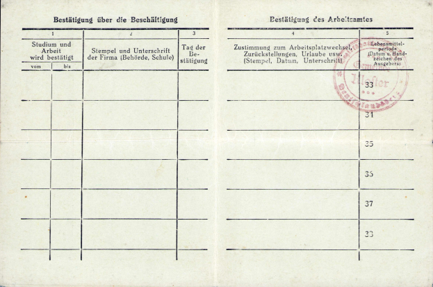 Alter deutscher Wehrmachts-Pass aus dem Zweiten Weltkrieg mit rotem Stempel und gedrucktem Text.