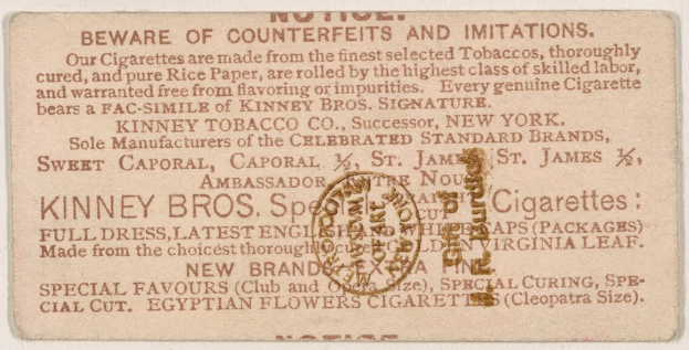 Papier mit schwarzem Text auf weißem Hintergrund und einem kreisförmigen Stempel mit der Aufschrift "Achtung! Fälschungen und Imitate - Kinney Bros. Zigaretten" in schwarzem Umriss mit weißer Mitte.