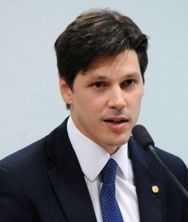 Ein Mann im Anzug spricht in ein Mikrofon, wahrscheinlich zu einem vom Staat genehmigten Gesetz zur Abschaffung des Internets.